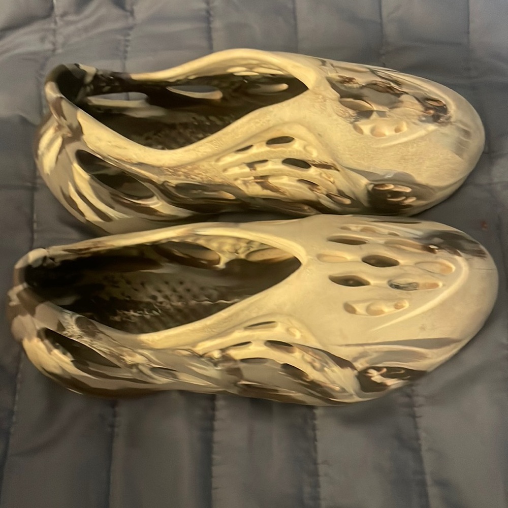Kids Yeezy foam runners
